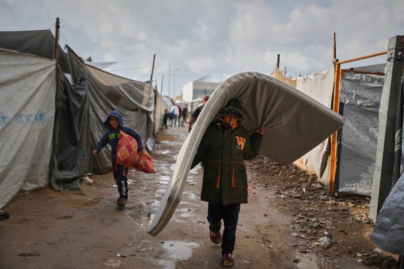 As winter arrives, Gazans in ruined Strip fear tents no match for cold and rain