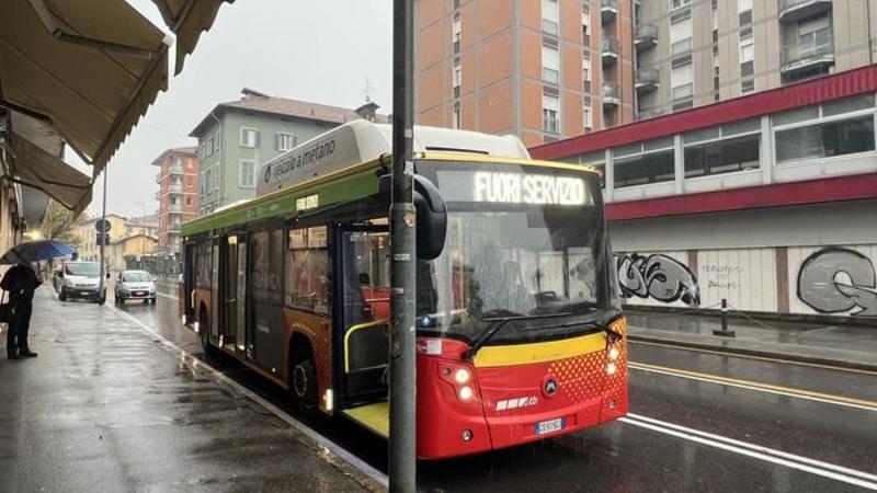 Spray sul bus: telecamere al vaglio. Casi in crescita, in primis a scuola Spray sul bus: telecamere al vaglio. Casi in crescita, in primis a scuola