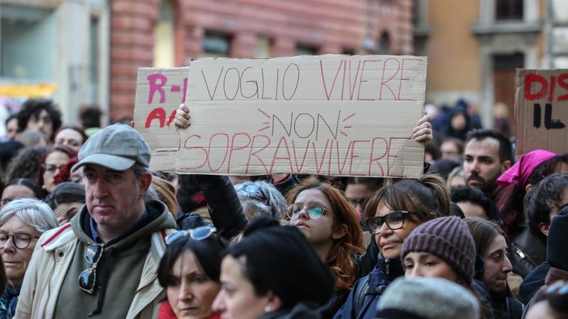 Violenza di genere, la storia di Moira: “Il mio ex cercò di buttarmi dal balcone. I nostri figli temevano di diventare come lui”