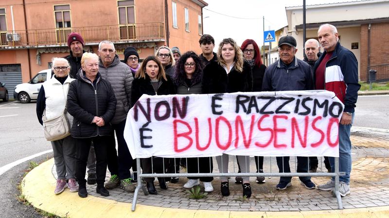 Monticelli, lenzuola contro i migranti: “Ronde la notte in paese, troveremo chi le strappa”