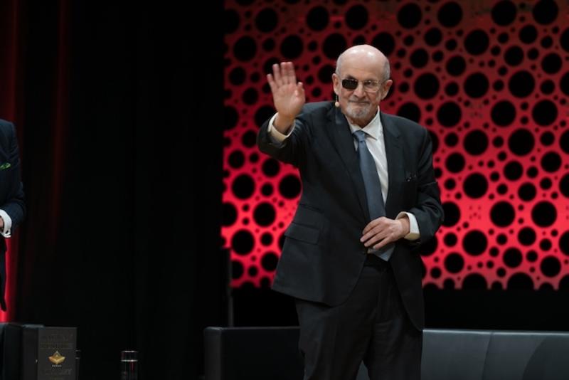 Salman Rushdie: Der Mann, der nach 15 Messerstichen weiter lacht