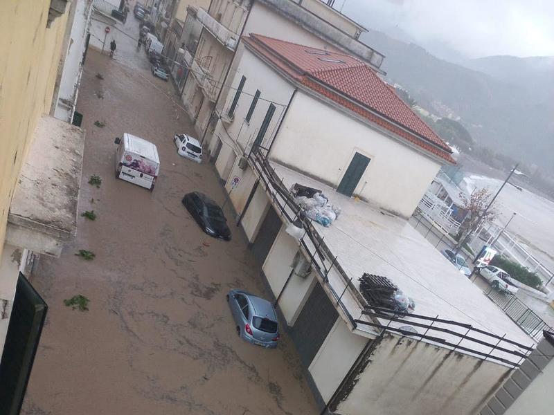 Maltempo, Sapri invasa da acqua e fango: scuole chiuse in Cilento. A Castel Volturno salvati 2 bimbi bloccati in auto con i genitori