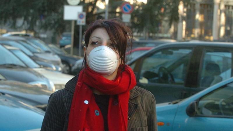Smog e malattie respiratorie, la tempesta perfetta: “Il consiglio? Rispolveriamo le mascherine FFP2”