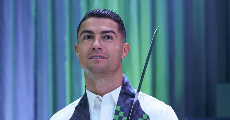 Cristiano Ronaldo de verde e branco