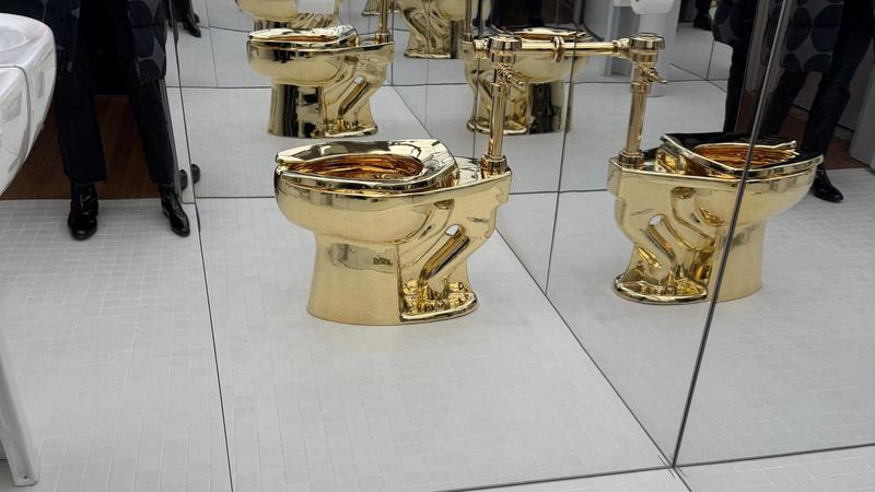 Il water in oro di Cattelan venduto per 12 milioni di dollari. L’asta sotto le attese e il giallo sul compratore Il water in oro di Cattelan venduto per 12 milioni di dollari. L’asta sotto le attese e il giallo sul compratore