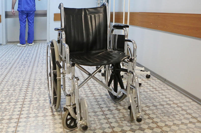 «Мы спасли чужие жизни, а нашу никто не спасает»: мать осталась одна с обездвиженным сыном после энергетиков