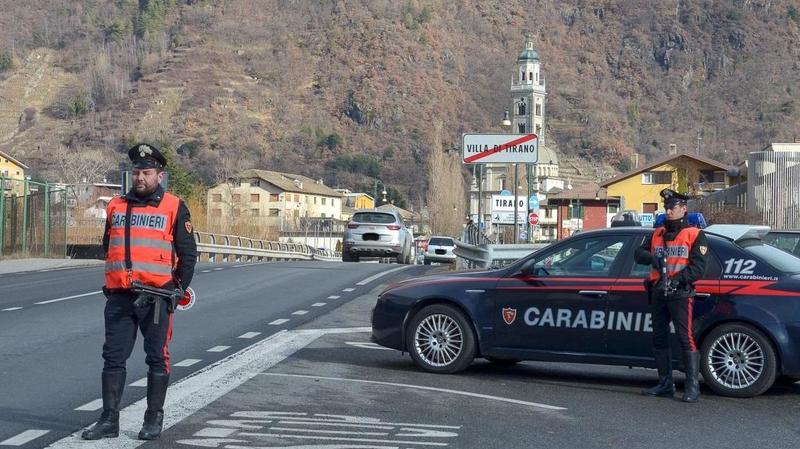 Tirano, rapina con coltello al centro scommesse: 42 secondi di terrore. Dipendente sotto choc: “Ho fatto quello che mi hanno ordinato”