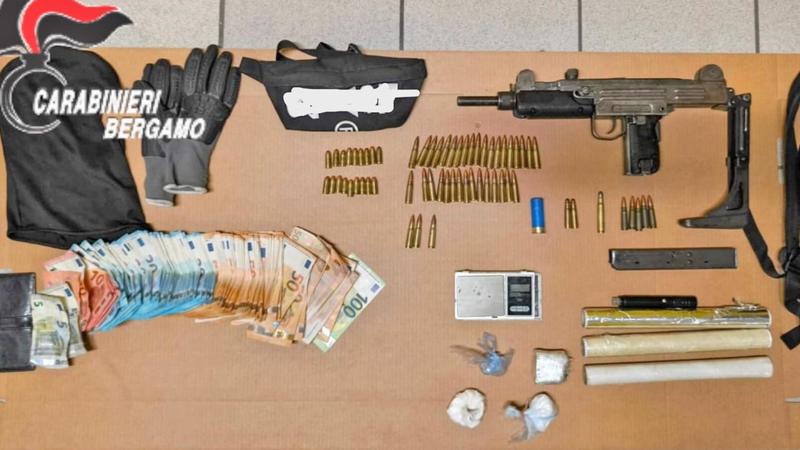 Il mistero dell’arsenale: nell’auto una mitraglietta, proiettili e passamontagna. Arrestato dopo l’evasione