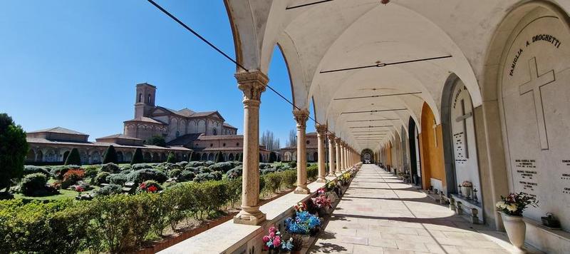 Ferrara, seppelliscono la bara di una signora. Ma la salma è ancora in ospedale