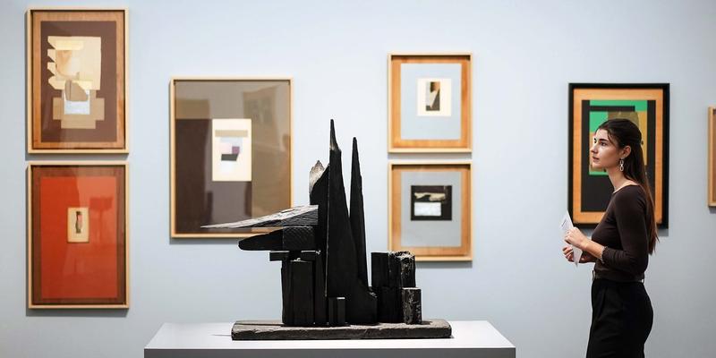 Sprayende Bildhauerin mit Geometrie