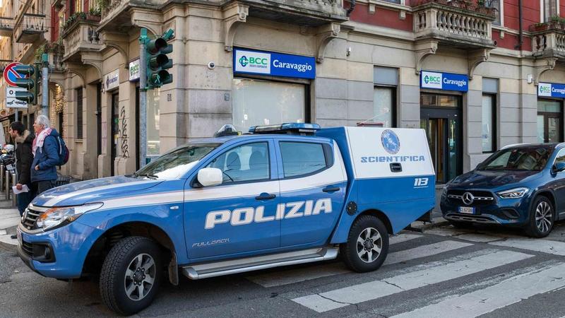 Rapina in banca all’ora di pranzo a Milano: sequestrati dipendenti e clienti. I banditi scappano con 40mila euro /