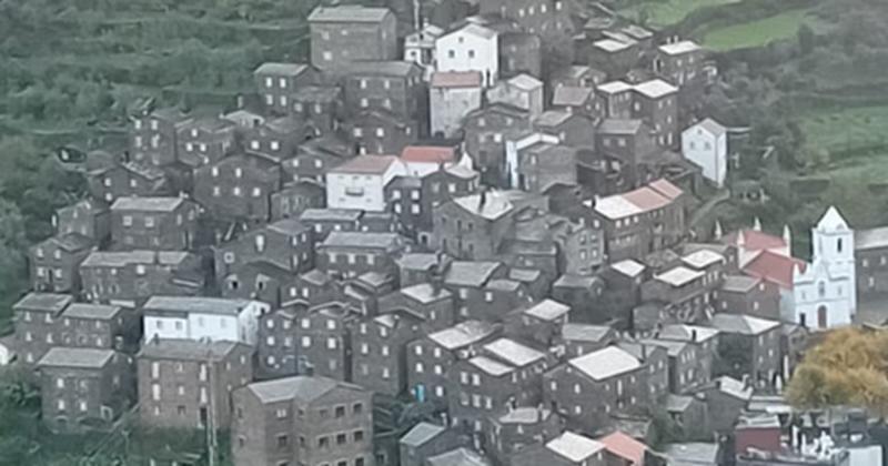 De Paris ao Piódão à boleia de João Neves