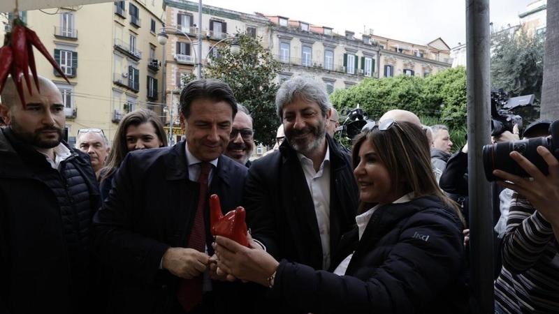 Regionali, tra corna e cornetti il tour scaramantico di Ficoe Conte a Napoli | Le fotoNel pomeriggio arriva Schlein