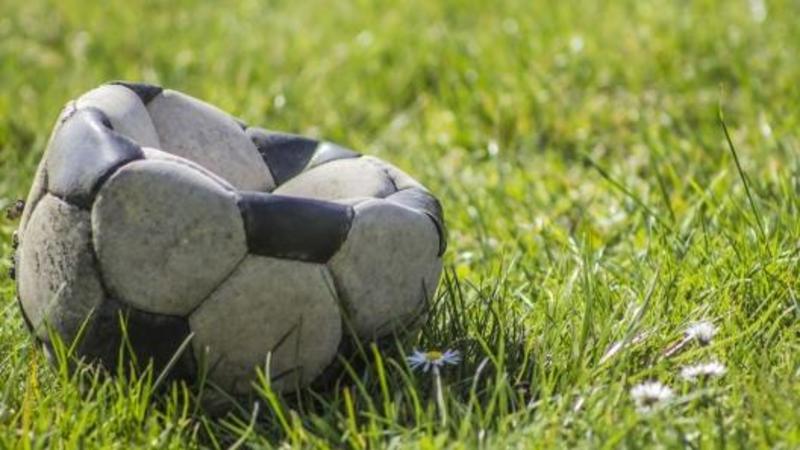 Due espulsioni, poi le minacce dagli spalti: la partita di calcio Esordienti finisce con l’arbitro che chiama la polizia