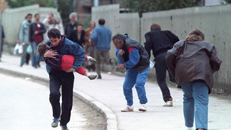 Cecchini italiani a Sarajevo, la denuncia: “Nelle postazioni c’era anche Vucic, oggi presidente serbo” Cecchini italiani a Sarajevo, la denuncia: “Nelle postazioni c’era anche Vucic, oggi presidente serbo”