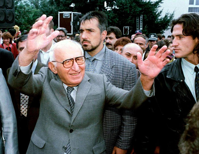 Борисов и социализЪма: Храни 560 000 чиновника, а те му сервират властта  