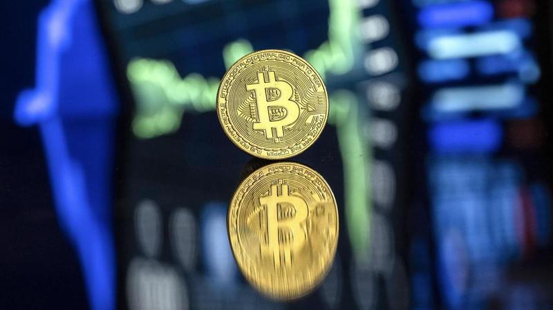 Perché il bitcoin è crollato del 30%, chi ha guadagnato e chi ci perde ora