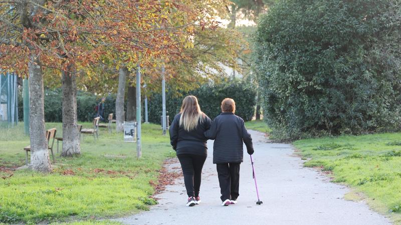 Anziani e badanti in aumento, colf in calo: welfare familiare al collasso in Italia