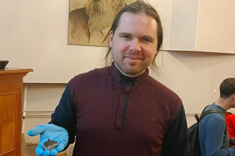 Его назвали Окуловка: метеорит, упавший в конце октября, представили в Москве