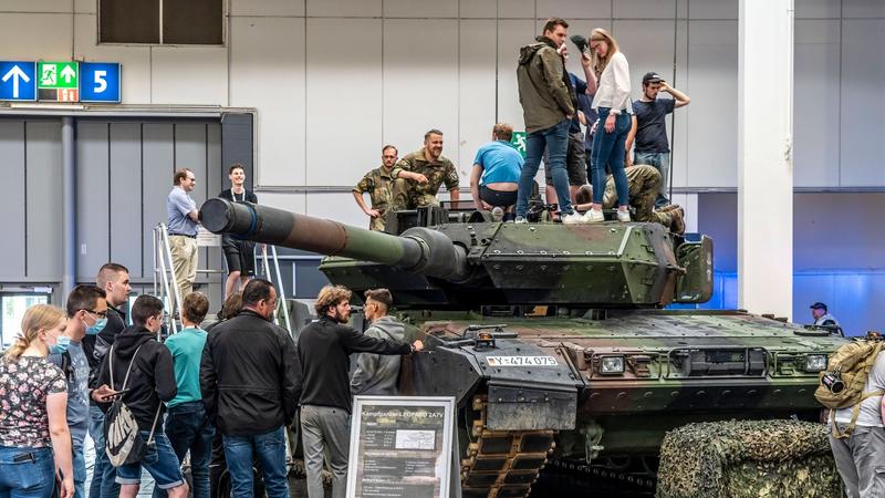 „Von Aufrüstung profitieren immer die allerwohlhabendsten Menschen. Auch diesmal“