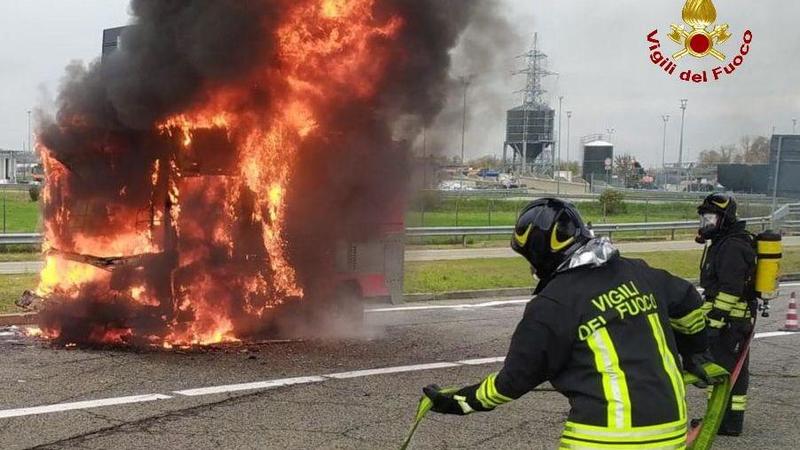 Reggio Emilia, autocarro in fiamme al casello Autosole