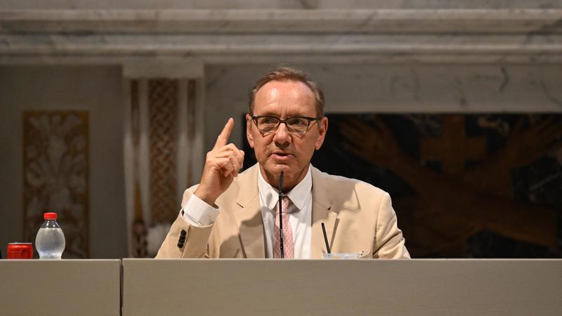 Kevin Spacey rivela: “Non ho più una casa, vivo in hotel. Ho speso tutto per i processi” Kevin Spacey rivela: “Non ho più una casa, vivo in hotel. Ho speso tutto per i processi”