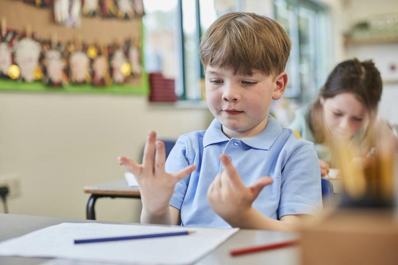A new study shows little kids who count on their fingers do better at maths