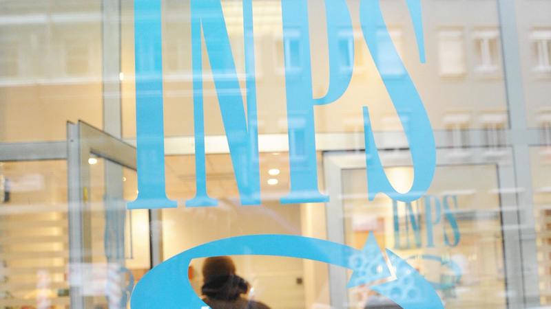 Incassa la pensione della madre morta, scoperto all’Anagrafe: si era presentato con parrucca e gonna per rinnovare la carta d’identità