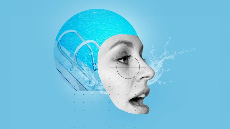 Warum diese Frau beim Schwimmen immer Schmerzen im Gesicht hat Warum diese Frau beim Schwimmen immer Schmerzen im Gesicht hat