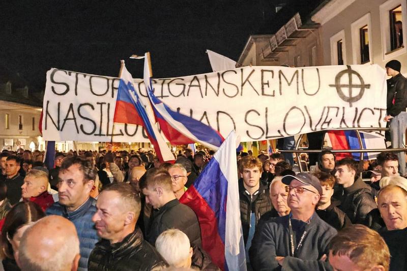 (POGLED) Kolumna Vesne V. Godina: Golob in Janša sta se končno srečala