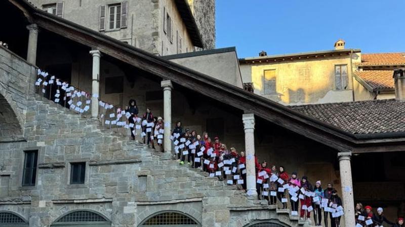 Di corsa contro la violenza sulle donne: sui pettorali i nomi delle vittime Di corsa contro la violenza sulle donne: sui pettorali i nomi delle vittime