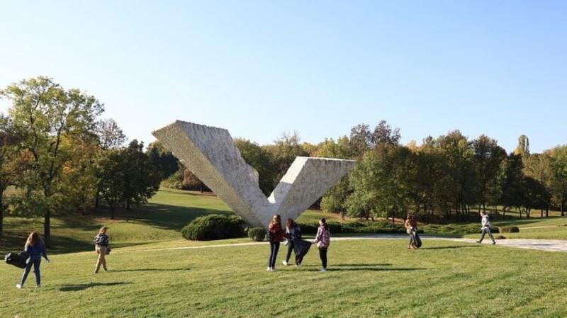 Pismo Ani Brnabić: Da li ste gledali film „Prozvan je V3“? Pismo Ani Brnabić: Da li ste gledali film „Prozvan je V3“?