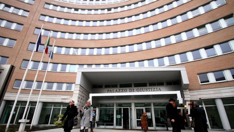 Abusi sulle pazienti, pena ridotta: sconto al medico del lavoro