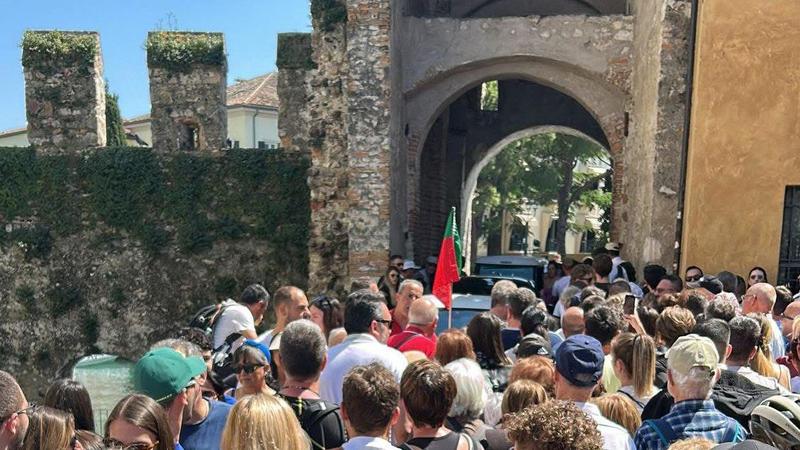 Sirmione, la bellezza sotto assedio: “Un piano per far respirare i residenti”