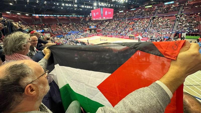“Costretto a riporre la bandiera palestinese prima di Olimpia Milano-Hapoel Tel Aviv”: la denuncia del consigliere Paladini