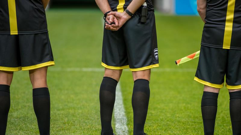 Picchiato da un adulto, il baby arbitro sta male: “Grave lesione all’udito”