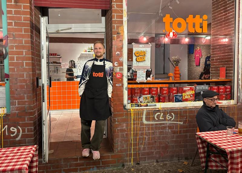 Francesco Totti grüßt Berliner Pizzeria: Warum die Fußball-Legende Kreuzberg besuchen will