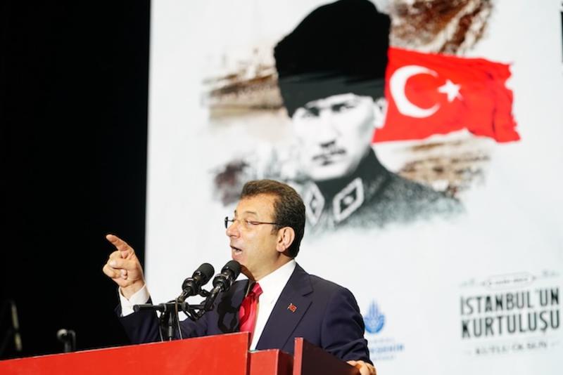 Theater und Tragödie: Monsteranklage für Erdogans Herausforderer