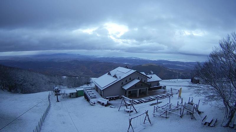 Neve Marche 2025: è arrivata e aumenterà. “Attesi oltre 30 centimetri, pronti ad aprire gli impianti”