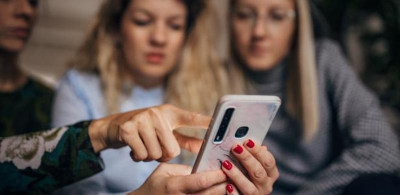 'Parassocial': a palavra do ano e a intimidade performada das redes