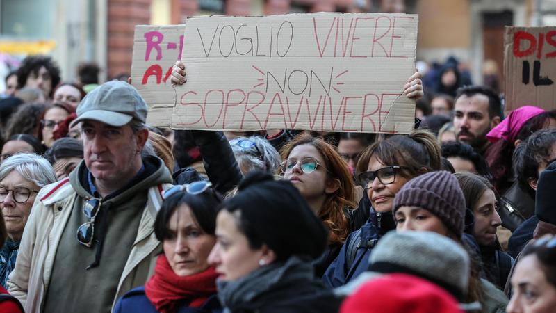 Pavia, picchiata e minacciata: donna del Camerun vittima di odio razziale. “La polizia mi disse di uscire di casa il meno possibile”