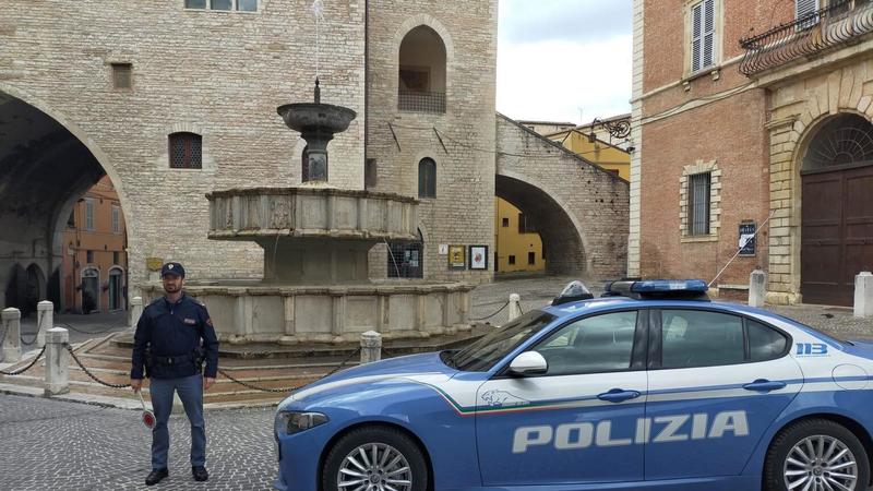 Truffe agli anziani, la polizia stana due pregiudicati 25enni: per loro il foglio di via