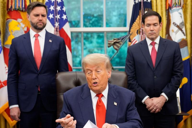 Tramp između izolacije i globalizma