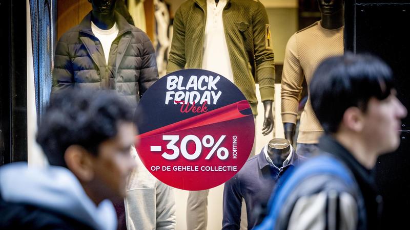 Black Friday 2025, gli italiani tornano a comprare in negozio. Cosa è cambiato Black Friday 2025, gli italiani tornano a comprare in negozio. Cosa è cambiato