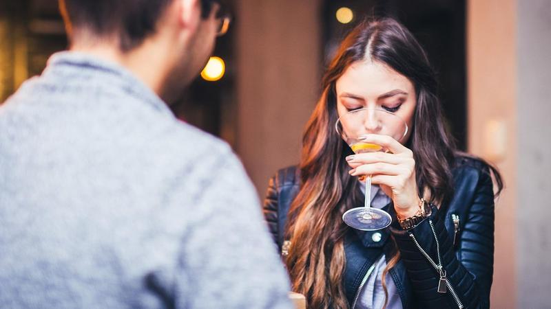 Ich stelle mir beim Dating immer selbst ein Bein – wie geht es besser?