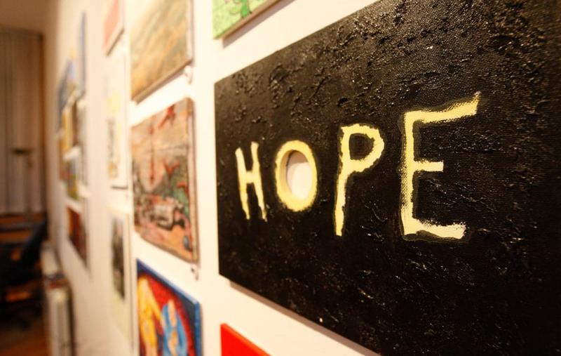 (POGLED) Kolumna Dejana Verčiča: Zakaj nas mediji, analogni in digitalni, množični in družbeni, stalno strašijo?