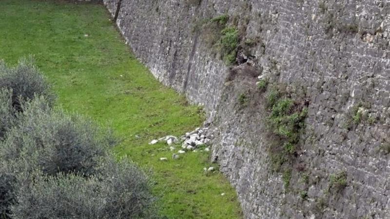 Bergamo, pietre cadute dalle Mura in un’area privata: «Interverremo» Bergamo, pietre cadute dalle Mura in un’area privata: «Interverremo»