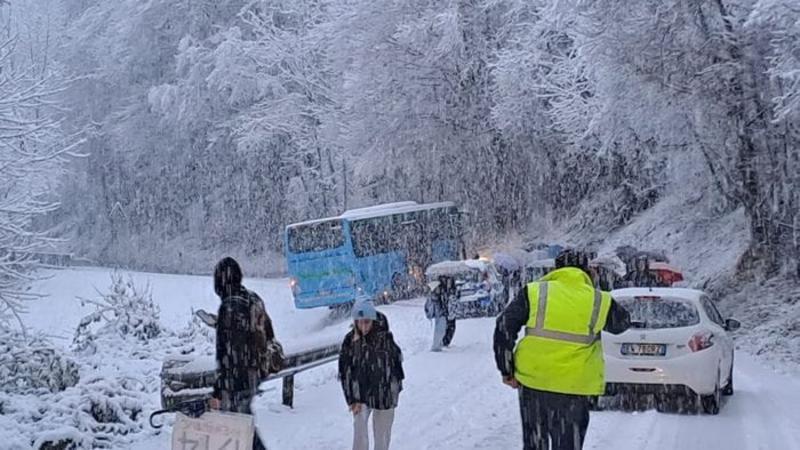 Valle Serina, autobus di traverso. Studenti a piedi, strada bloccata - Foto Valle Serina, autobus di traverso. Studenti a piedi, strada bloccata - Foto