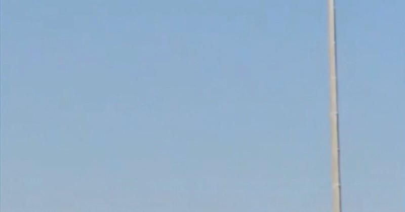 Indian Tejas fighter jet crashes in a ball of fire at Dubai Airshow, killing pilot