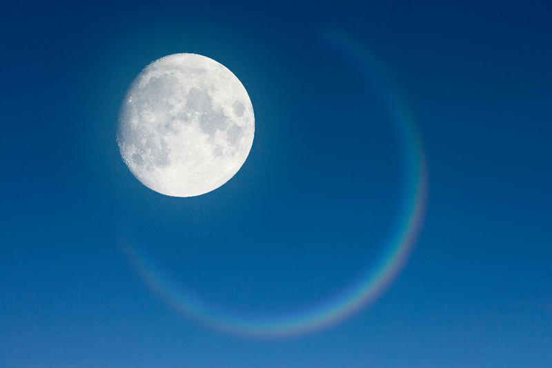 Sì, è proprio vero: la letteratura è inutile. Come la Luna Sì, è proprio vero: la letteratura è inutile. Come la Luna